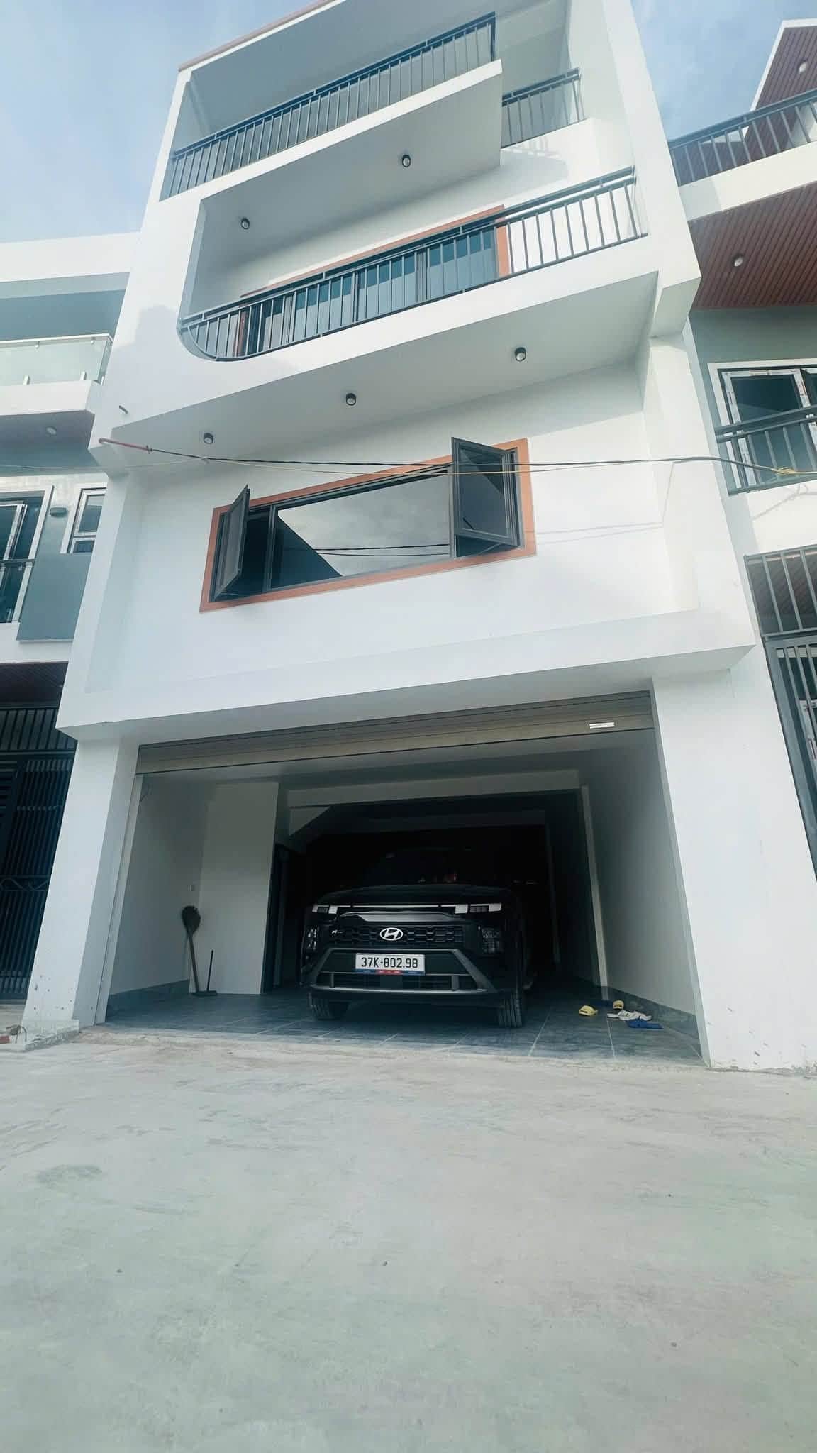Ảnh 1 của Bán nhà 3 tầng Hưng Lộc, TP Vinh, có gara ô tô, giá 3.x tỷ